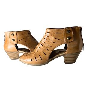 earth | Sand Brown Cutout Ankle Gladiator Sandals
